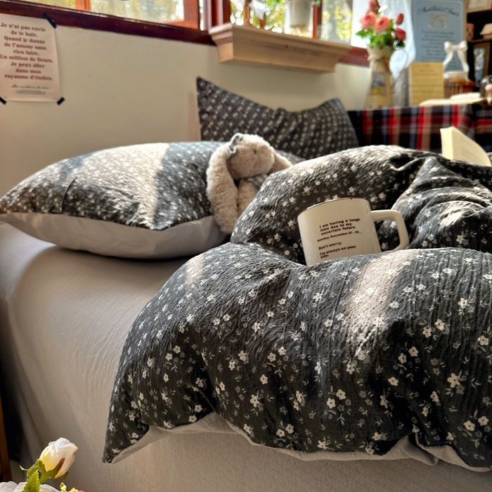 91家纺网 家纺一手货源 找家纺 阿曼达 2026新款日韩系复古印花小碎花软糯贴肤慵懒伴眠超治愈的床单床笠款四件套 小印-松月间.灰