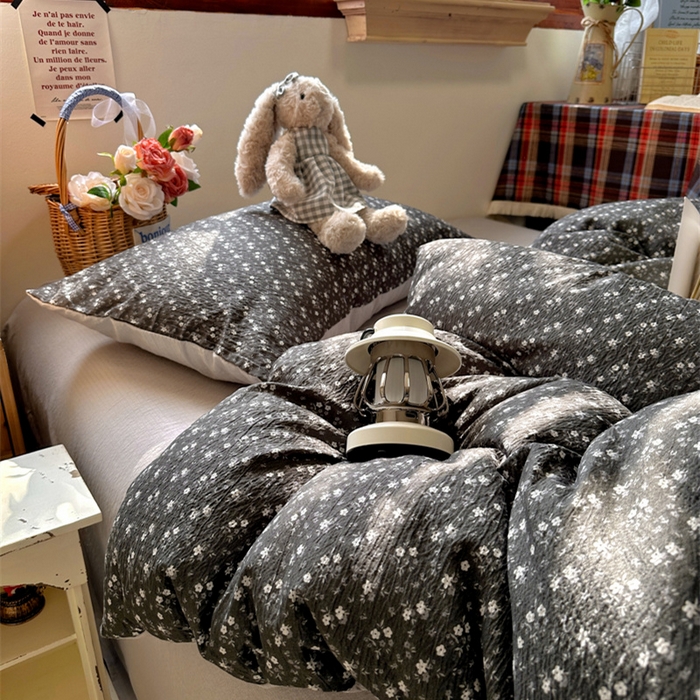 91家纺网 家纺一手货源 找家纺 阿曼达 2026新款日韩系复古印花小碎花软糯贴肤慵懒伴眠超治愈的床单床笠款四件套 小印-松月间.灰