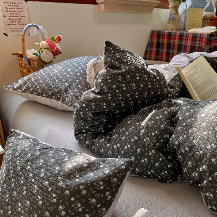 91家纺网 家纺一手货源 找家纺 阿曼达 2026新款日韩系复古印花小碎花软糯贴肤慵懒伴眠超治愈的床单床笠款四件套 小印-松月间.灰