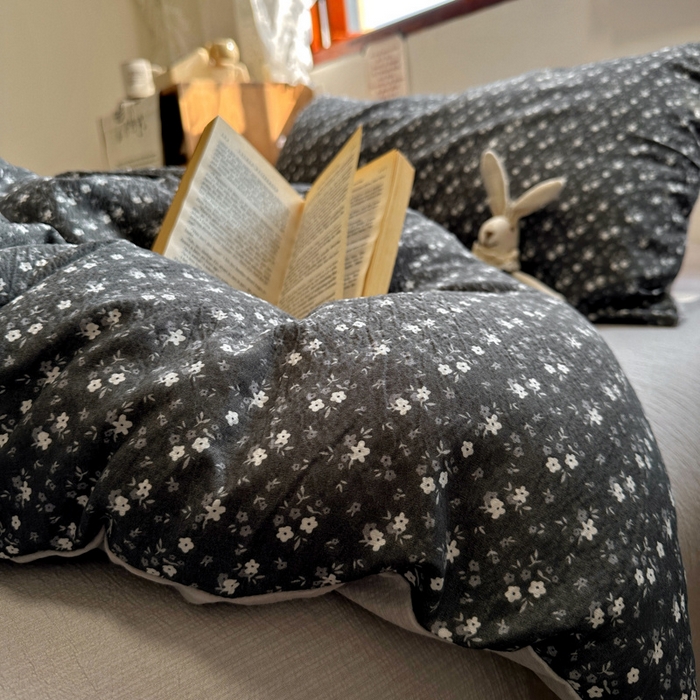 91家纺网 家纺一手货源 找家纺 阿曼达 2026新款日韩系复古印花小碎花软糯贴肤慵懒伴眠超治愈的床单床笠款四件套 小印-松月间.灰