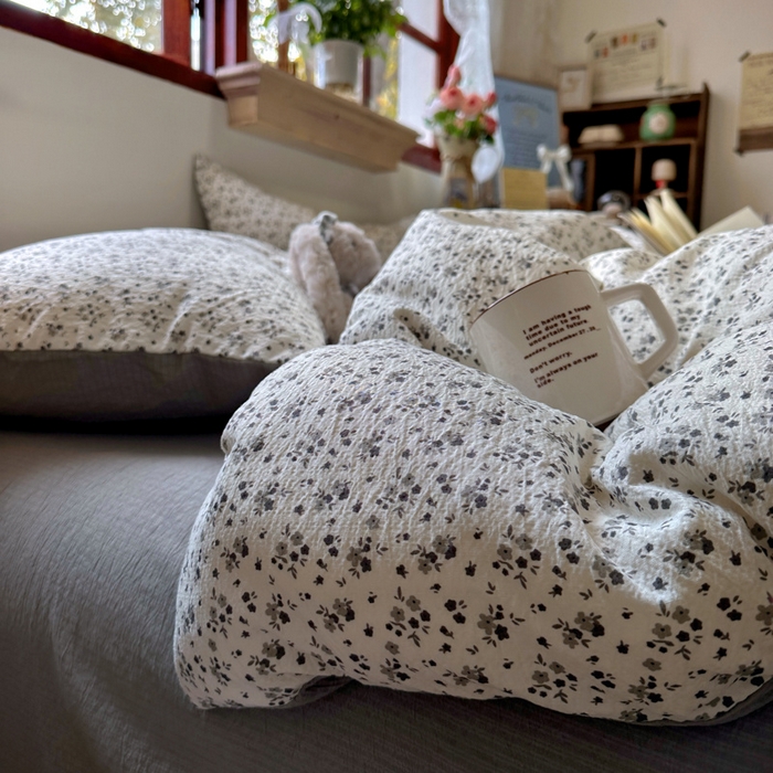 91家纺网 家纺一手货源 找家纺 阿曼达 2026新款日韩系复古印花小碎花软糯贴肤慵懒伴眠超治愈的床单床笠款四件套 小印-松月间.米