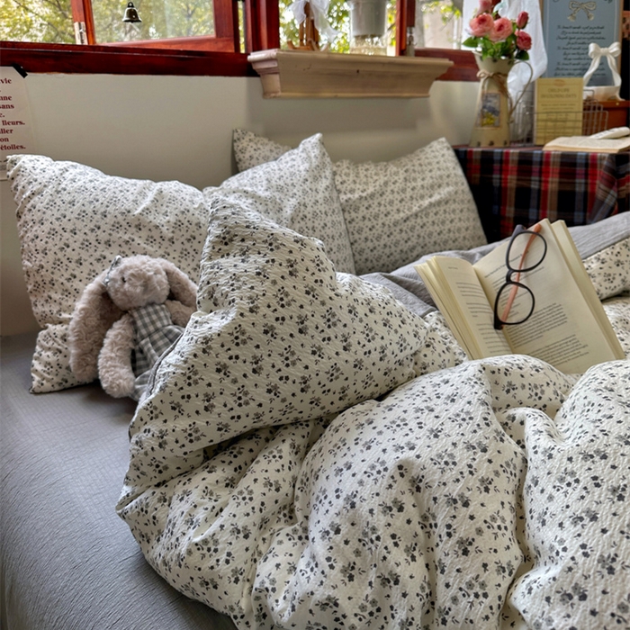 91家纺网 家纺一手货源 找家纺 阿曼达 2026新款日韩系复古印花小碎花软糯贴肤慵懒伴眠超治愈的床单床笠款四件套 小印-松月间.米