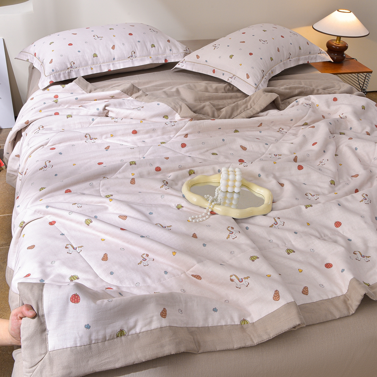 91家纺网 家纺一手货源 找家纺 金昱纺 2026新款A类全棉双层纱新疆棉花夏被四件套（带检测报告，包检测，有微信+买家秀） 南瓜马车-咖