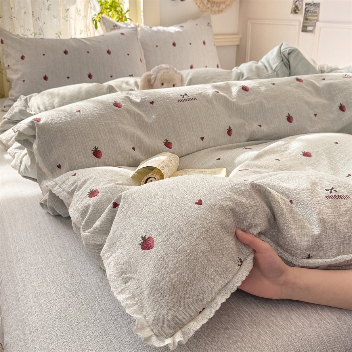 91家纺网 家纺一手货源 找家纺 优贝家纺 2026春夏新款韩系小花边高克重加厚色织提花韩版四件套 甜心草莓