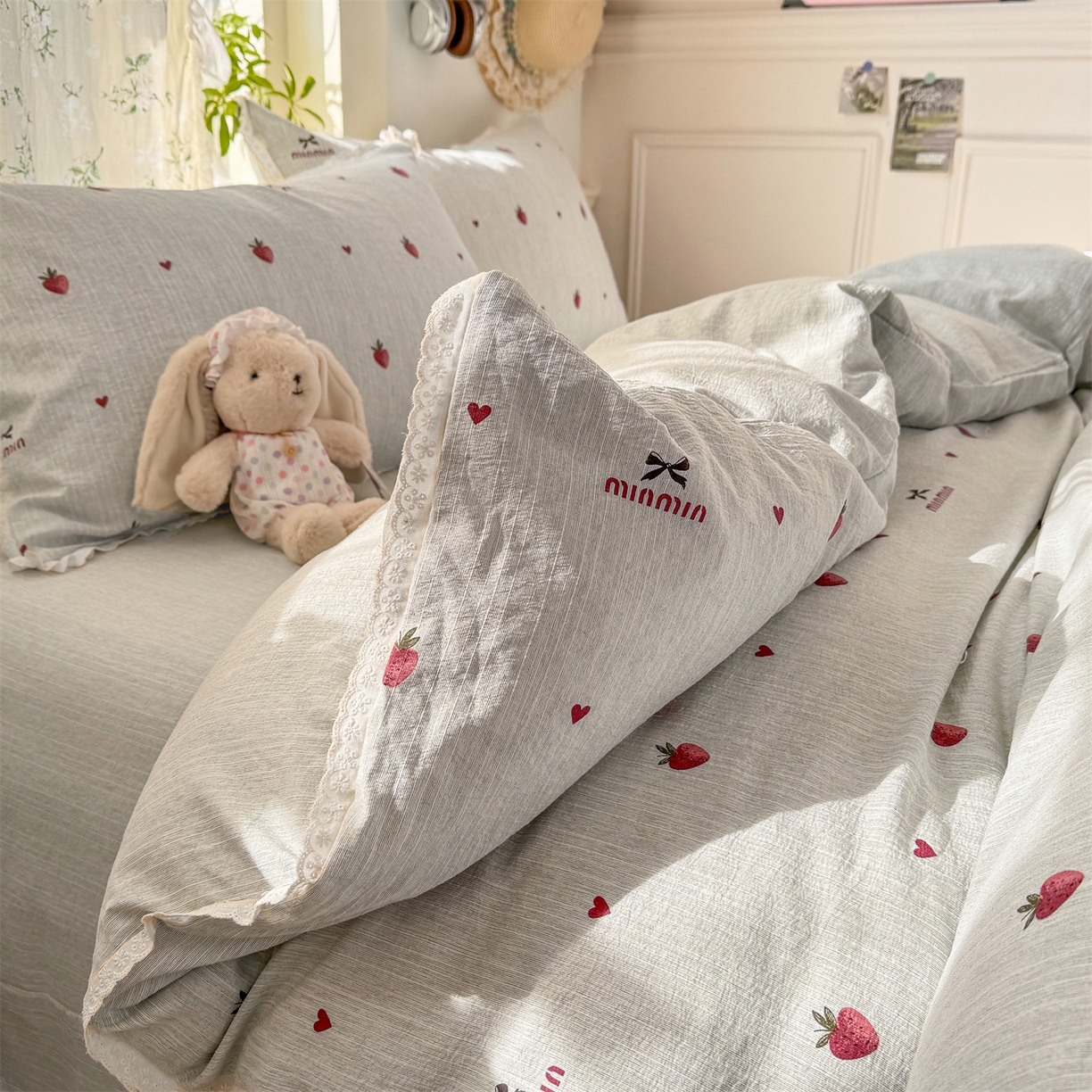 91家纺网 家纺一手货源 找家纺 优贝家纺 2026春夏新款韩系小花边高克重加厚色织提花韩版四件套 甜心草莓