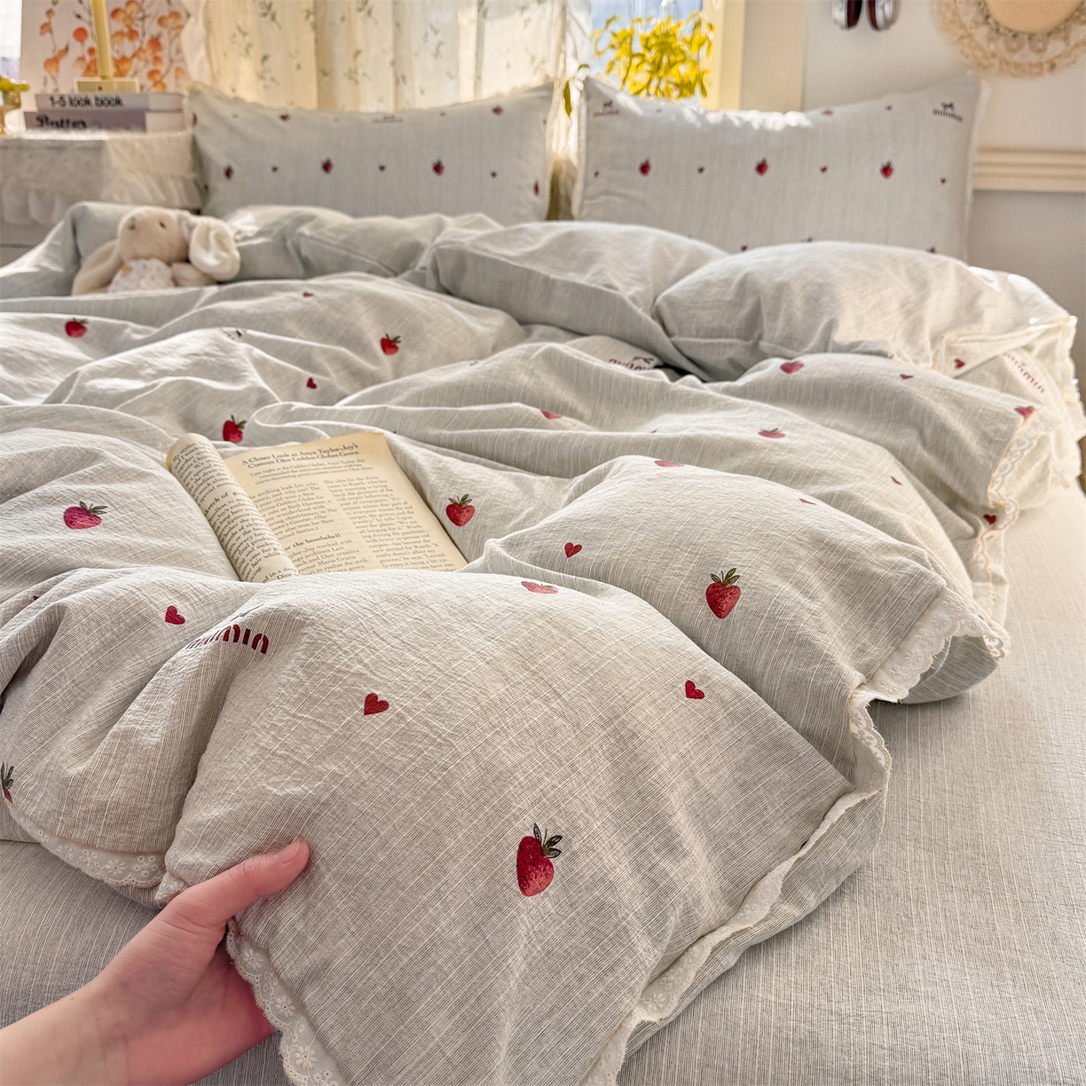 91家纺网 家纺一手货源 找家纺 优贝家纺 2026春夏新款韩系小花边高克重加厚色织提花韩版四件套 甜心草莓