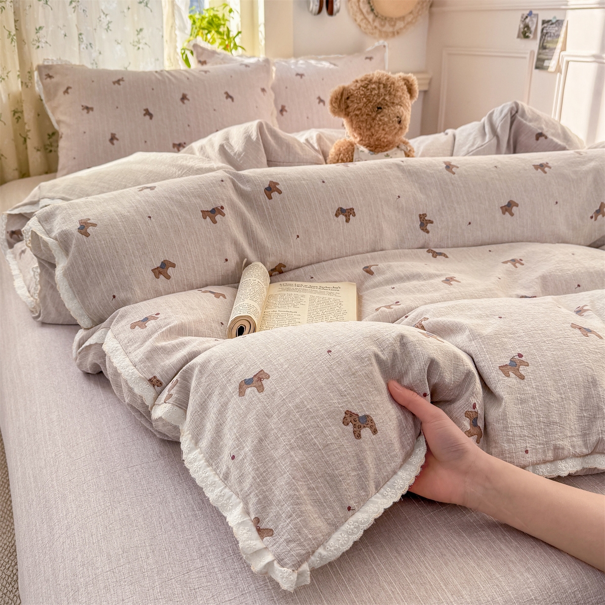 91家纺网 家纺一手货源 找家纺 优贝家纺 2026春夏新款韩系小花边高克重加厚色织提花韩版四件套 童趣小马