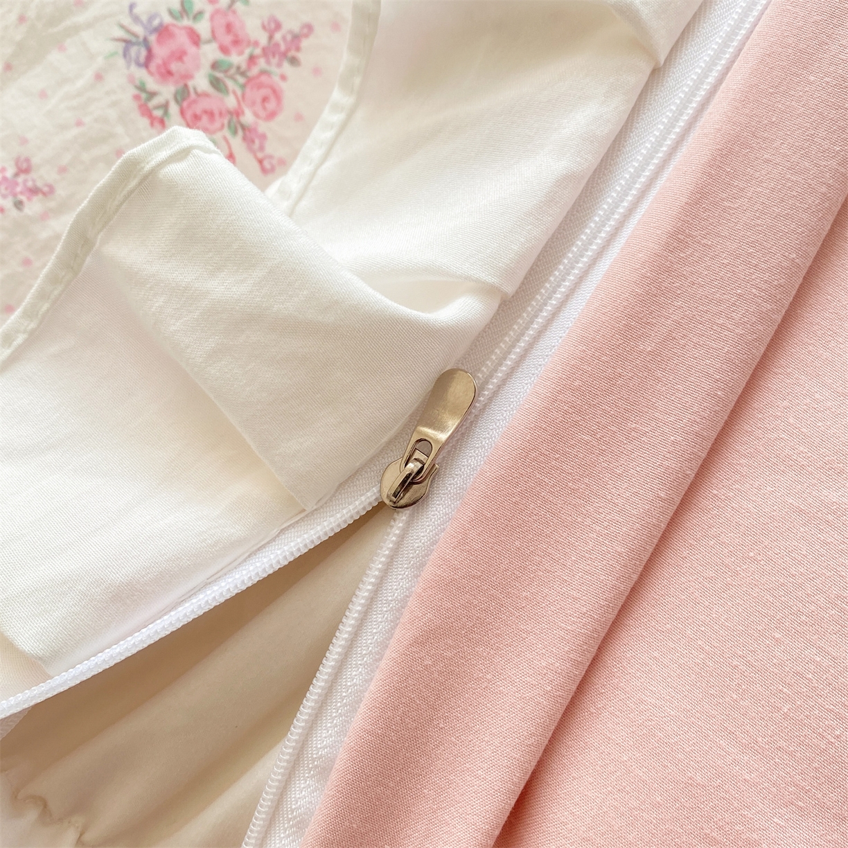 91家纺网 家纺一手货源 找家纺 优贝家纺 2026春夏新款韩系小清新水洗棉古法棉夹棉床盖四件套-风格一 桃粉花漾