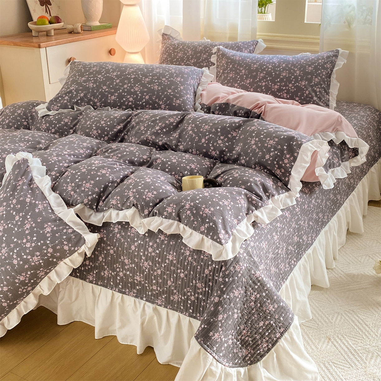 91家纺网 家纺一手货源 找家纺 优贝家纺 2026春夏新款韩系小清新水洗棉古法棉夹棉床盖四件套-风格一 雾灰粉芙