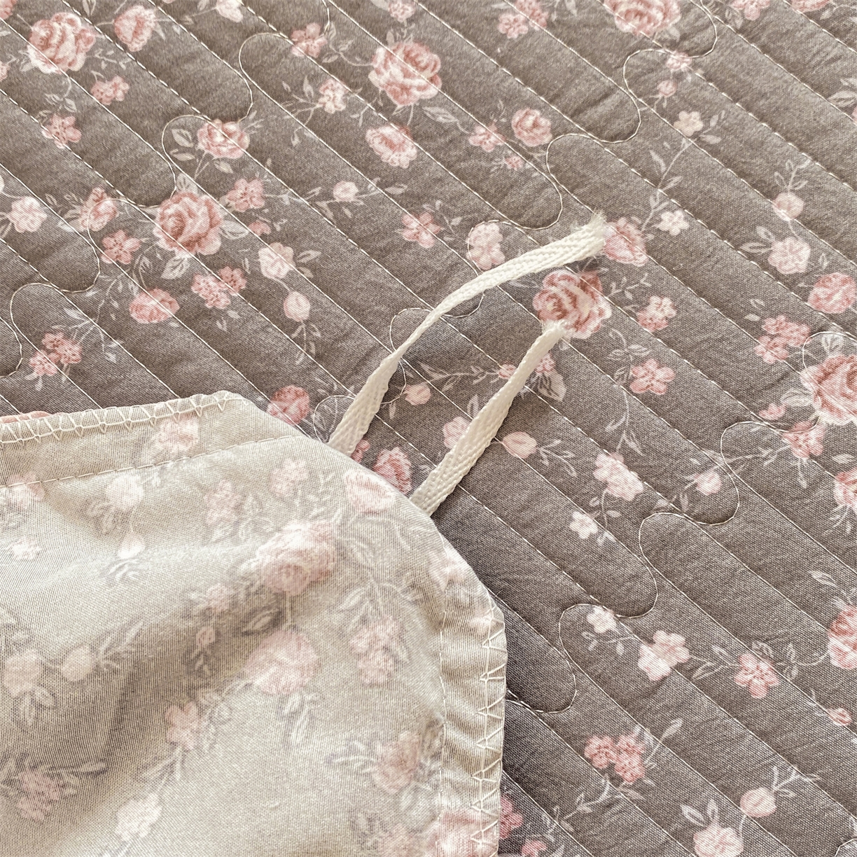 91家纺网 家纺一手货源 找家纺 优贝家纺 2026春夏新款韩系小清新水洗棉古法棉夹棉床盖四件套-风格一 雾灰粉芙