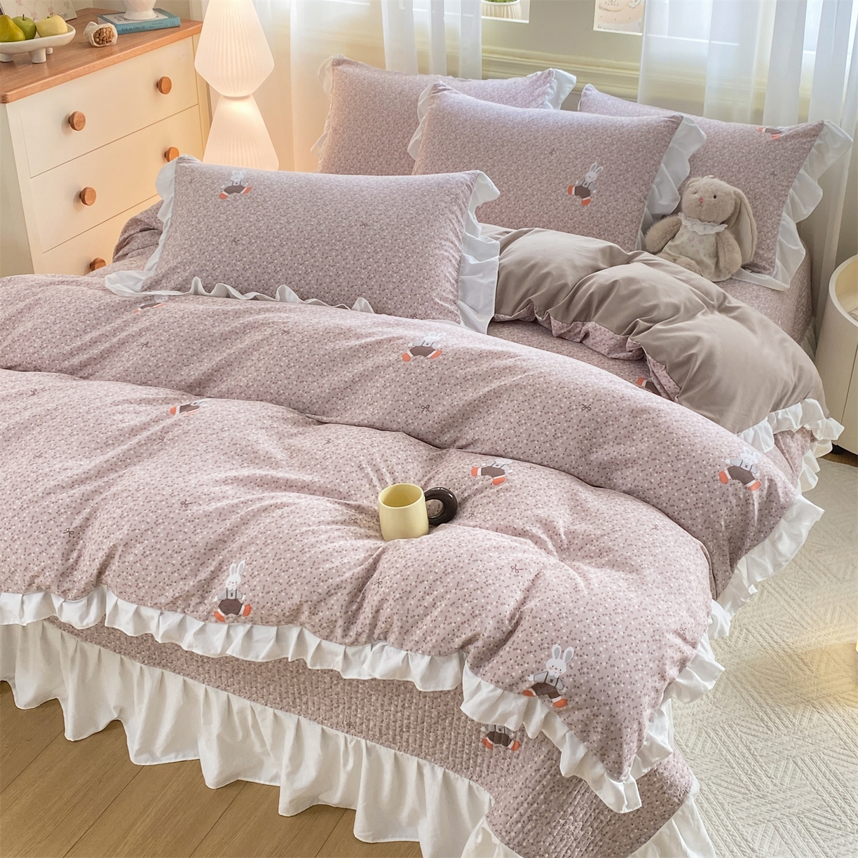 91家纺网 家纺一手货源 找家纺 优贝家纺 2026春夏新款韩系小清新水洗棉古法棉夹棉床盖四件套-风格一 芋泥奶兔