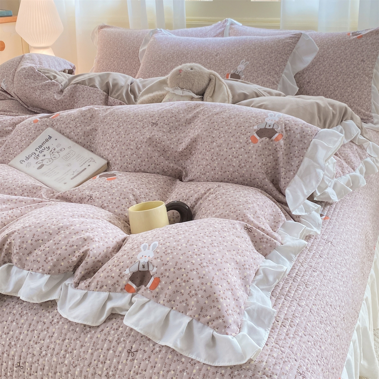 91家纺网 家纺一手货源 找家纺 优贝家纺 2026春夏新款韩系小清新水洗棉古法棉夹棉床盖四件套-风格一 芋泥奶兔