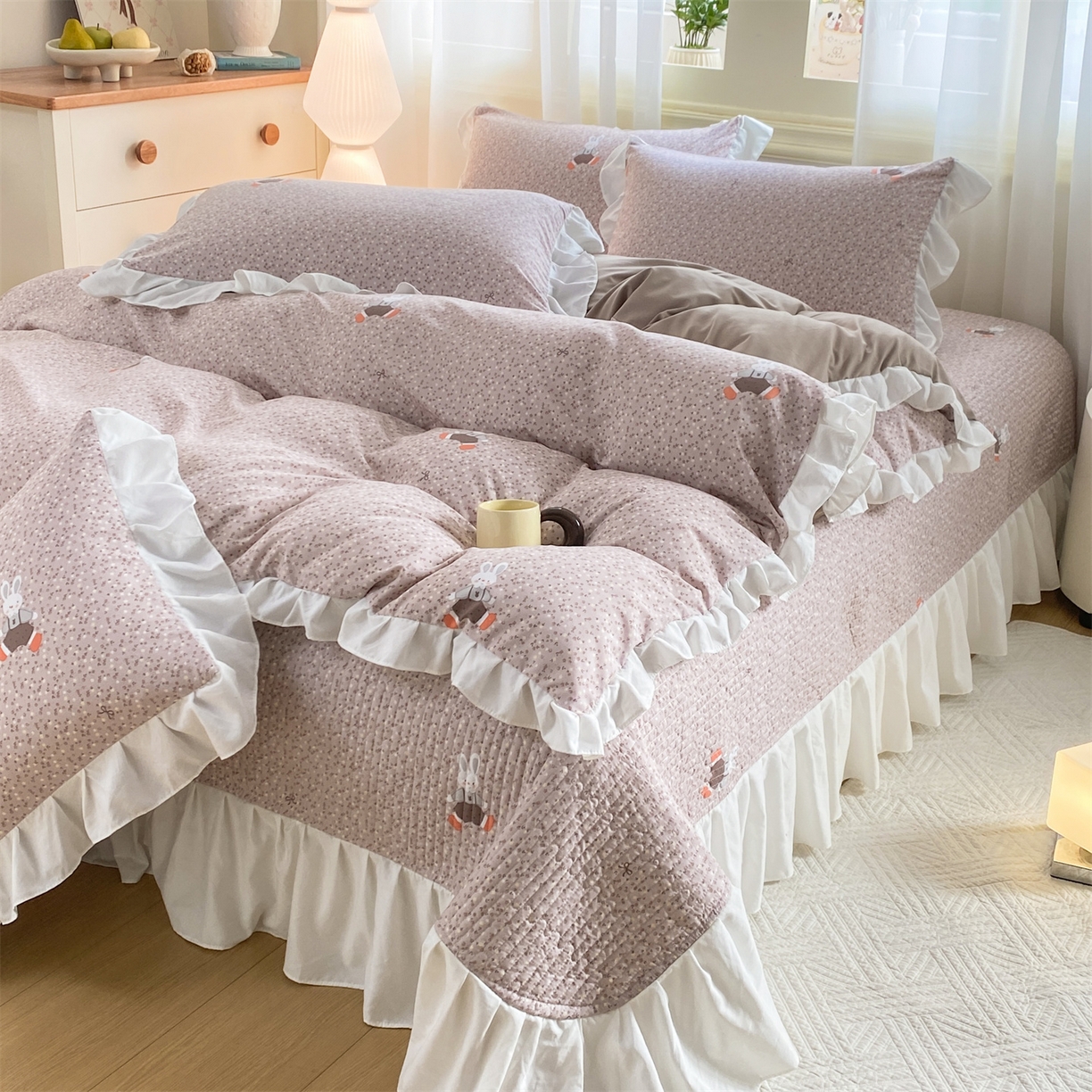 91家纺网 家纺一手货源 找家纺 优贝家纺 2026春夏新款韩系小清新水洗棉古法棉夹棉床盖四件套-风格一 芋泥奶兔