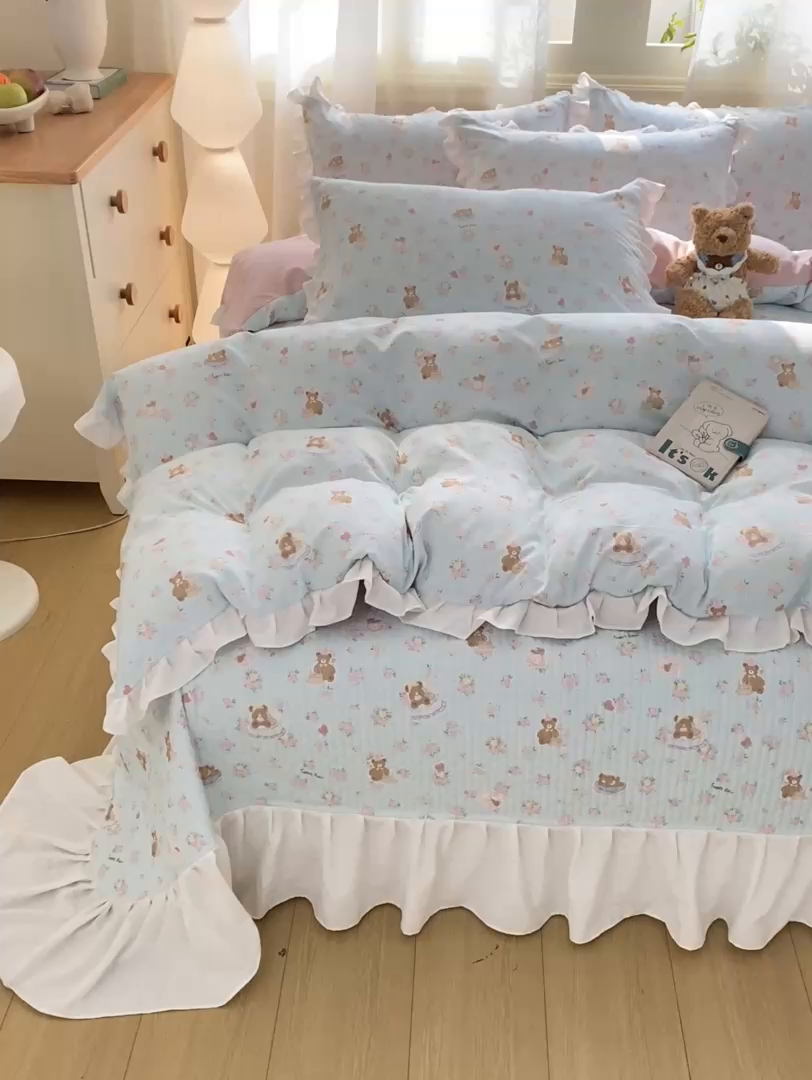 91家纺网 家纺一手货源 找家纺 优贝家纺 2026春夏新款韩系小清新水洗棉古法棉夹棉床盖四件套-风格二 甜心小熊
