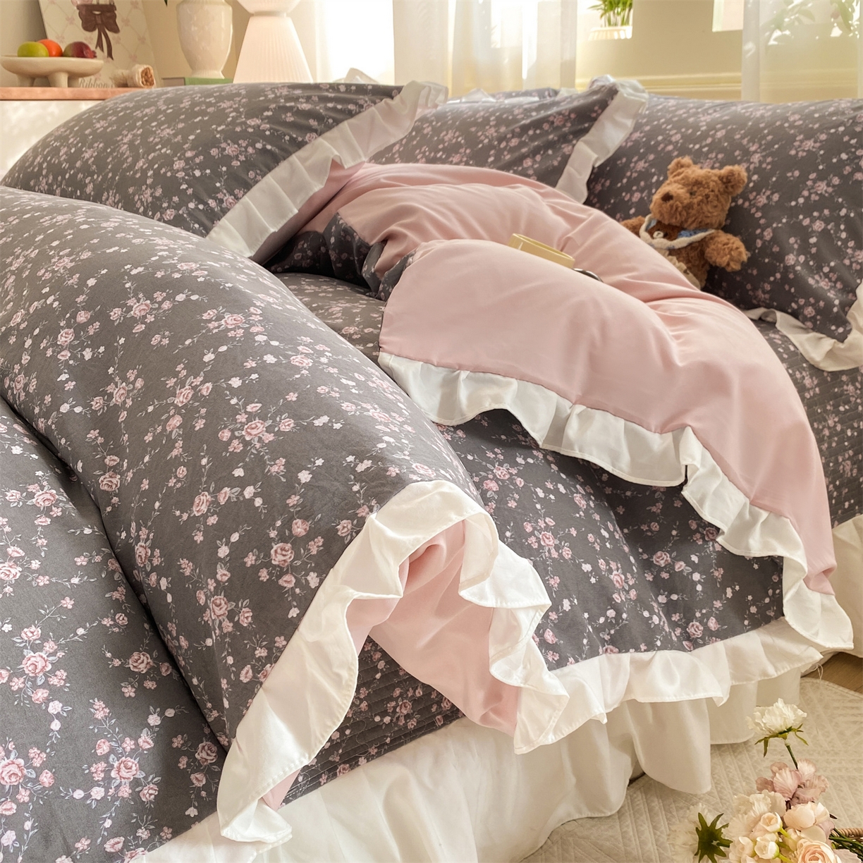 91家纺网 家纺一手货源 找家纺 优贝家纺 2026春夏新款韩系小清新水洗棉古法棉夹棉床盖四件套-风格二 雾灰粉芙