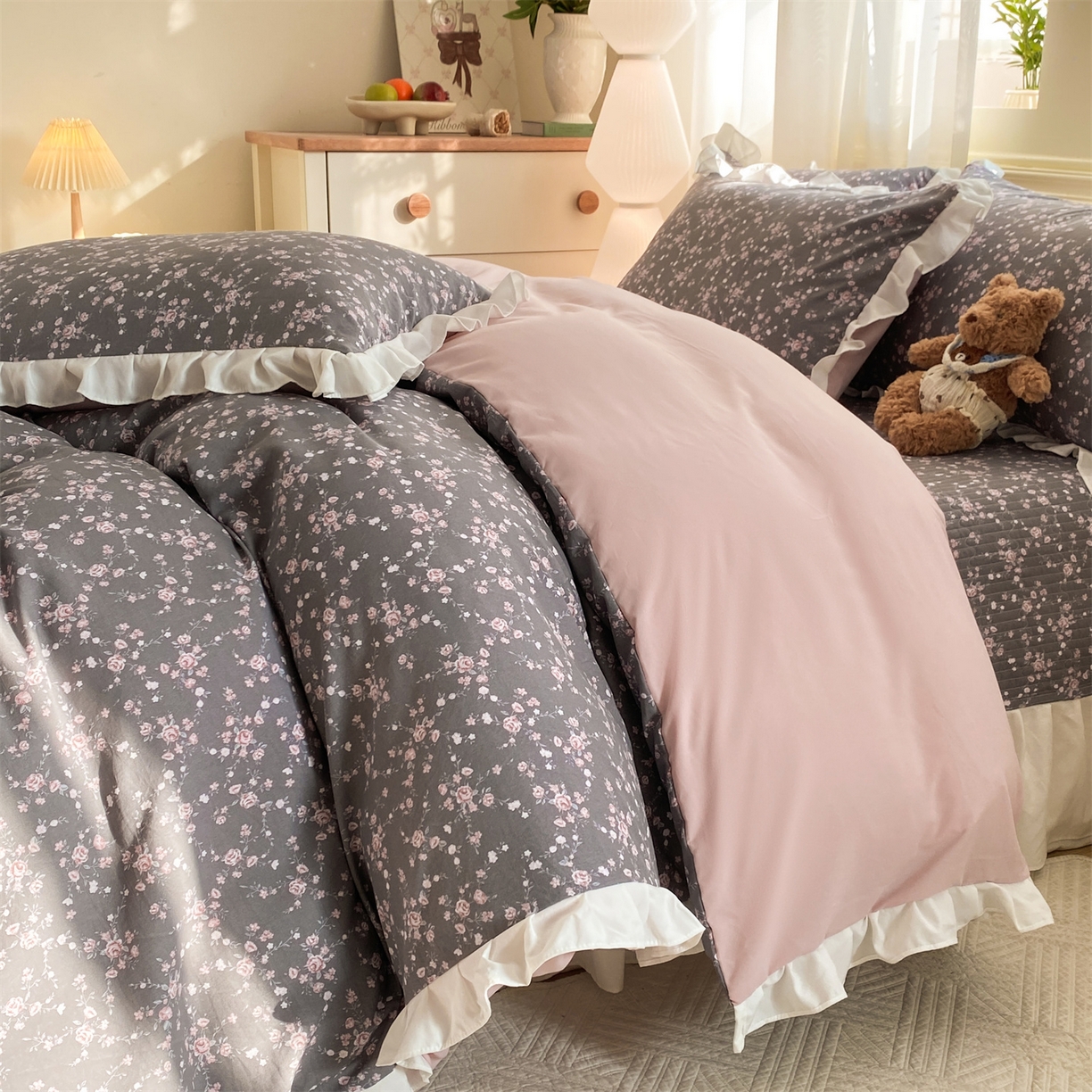 91家纺网 家纺一手货源 找家纺 优贝家纺 2026春夏新款韩系小清新水洗棉古法棉夹棉床盖四件套-风格二 雾灰粉芙