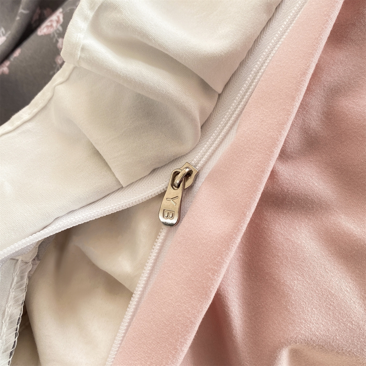 91家纺网 家纺一手货源 找家纺 优贝家纺 2026春夏新款韩系小清新水洗棉古法棉夹棉床盖四件套-风格二 雾灰粉芙