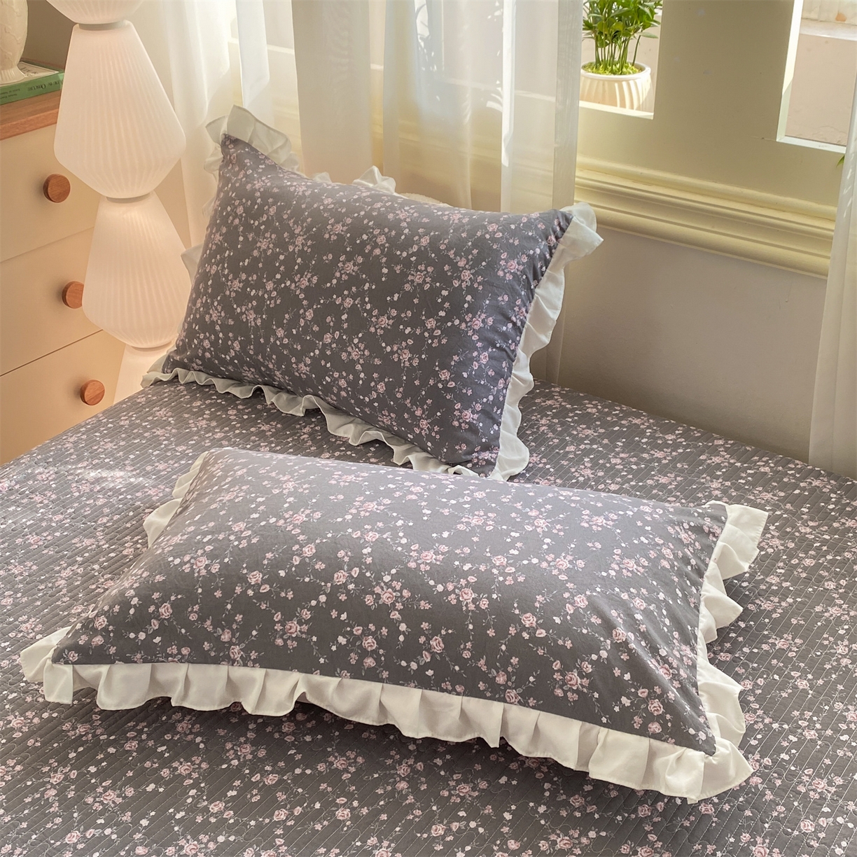 91家纺网 家纺一手货源 找家纺 优贝家纺 2026春夏新款韩系小清新水洗棉古法棉夹棉床盖四件套-风格二 雾灰粉芙