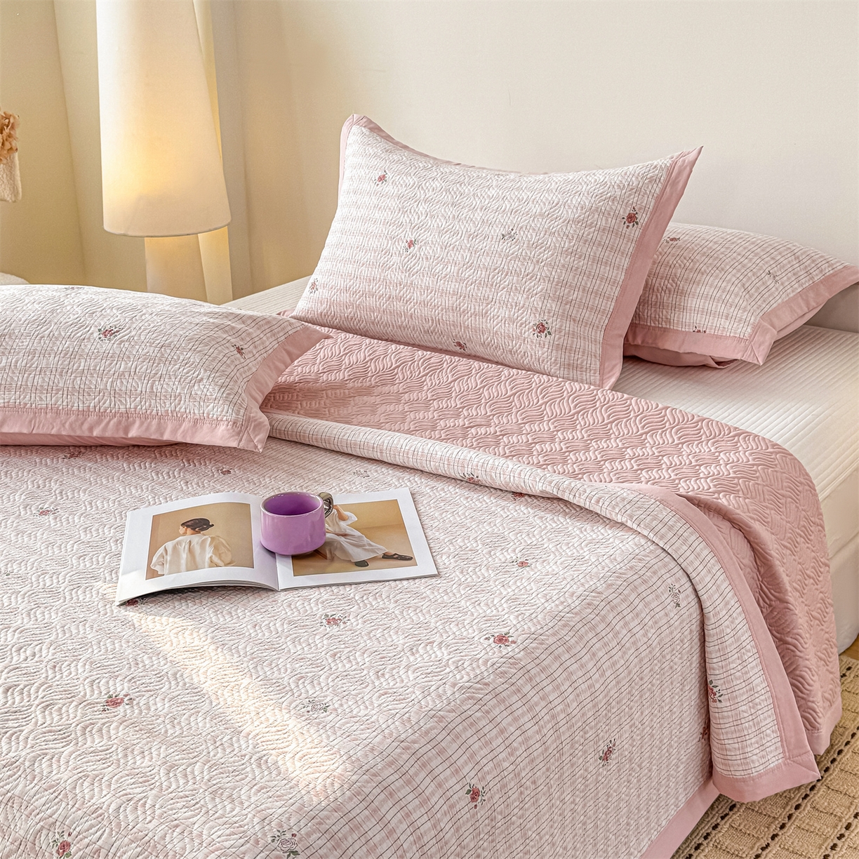 91家纺网 家纺一手货源 找家纺 （总）优贝家纺 2026春夏新款水洗棉小清新印花夹棉多功能床盖三件套