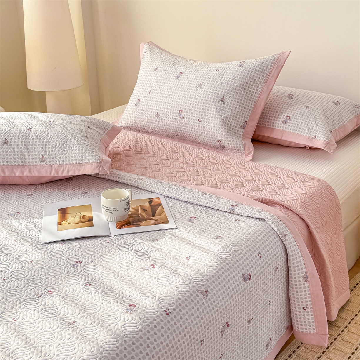 91家纺网 家纺一手货源 找家纺 （总）优贝家纺 2026春夏新款水洗棉小清新印花夹棉多功能床盖三件套