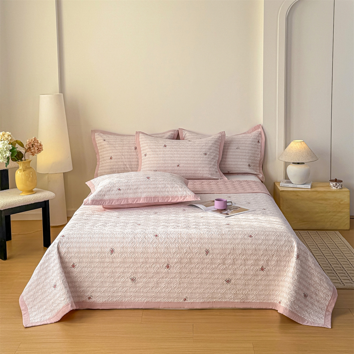 91家纺网 家纺一手货源 找家纺 优贝家纺 2026春夏新款水洗棉小清新印花夹棉多功能床盖三件套 粉樱碎语