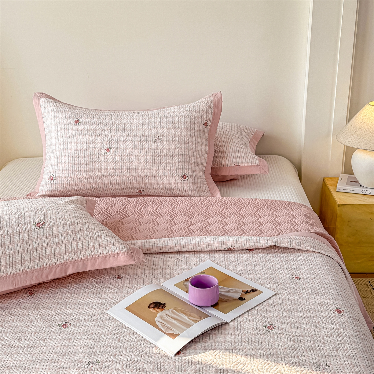 91家纺网 家纺一手货源 找家纺 优贝家纺 2026春夏新款水洗棉小清新印花夹棉多功能床盖三件套 粉樱碎语