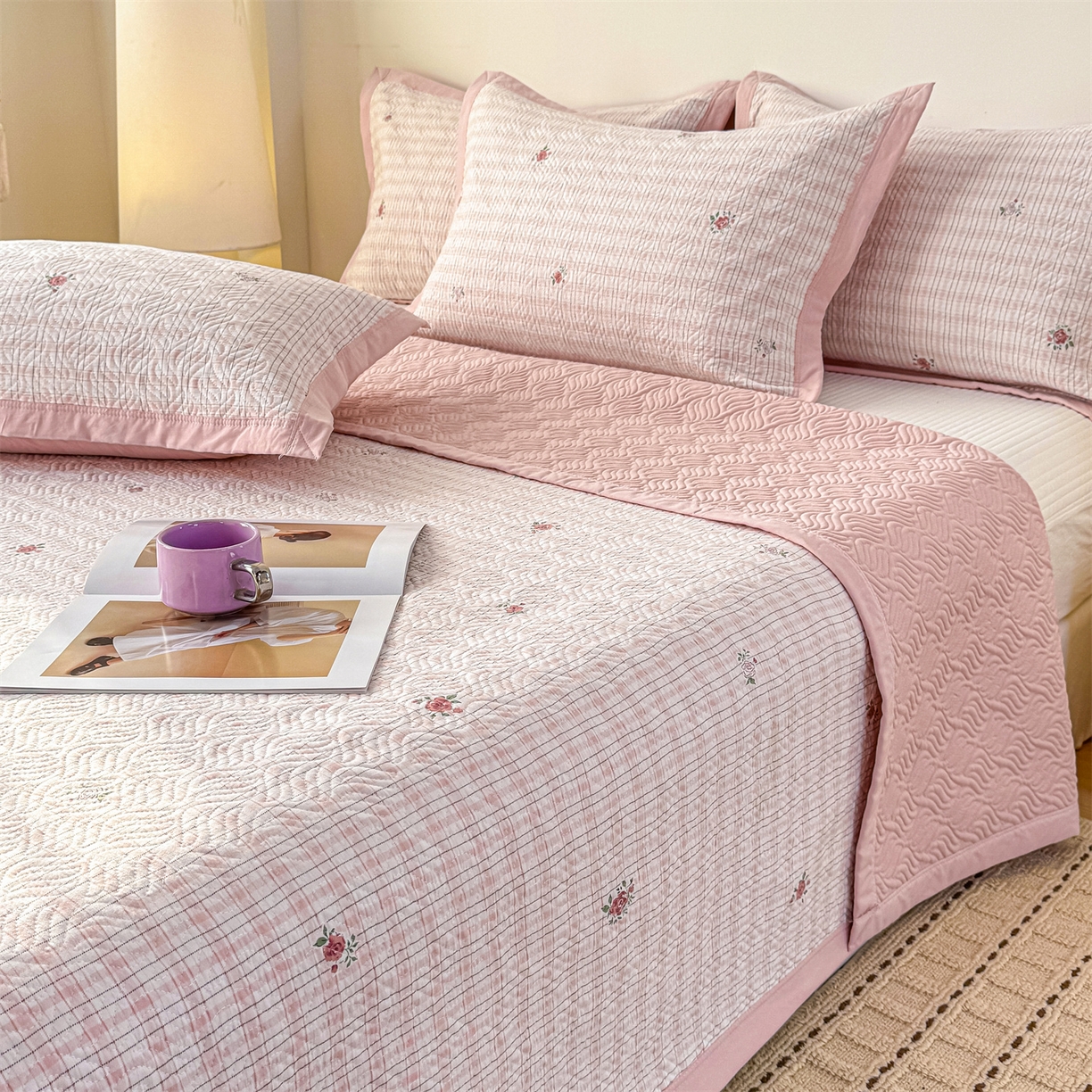 91家纺网 家纺一手货源 找家纺 优贝家纺 2026春夏新款水洗棉小清新印花夹棉多功能床盖三件套 粉樱碎语