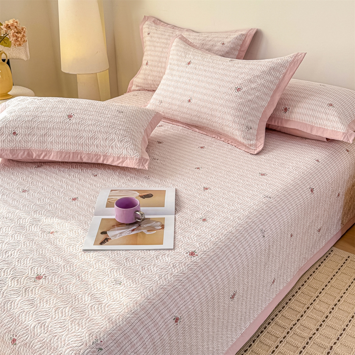 91家纺网 家纺一手货源 找家纺 优贝家纺 2026春夏新款水洗棉小清新印花夹棉多功能床盖三件套 粉樱碎语