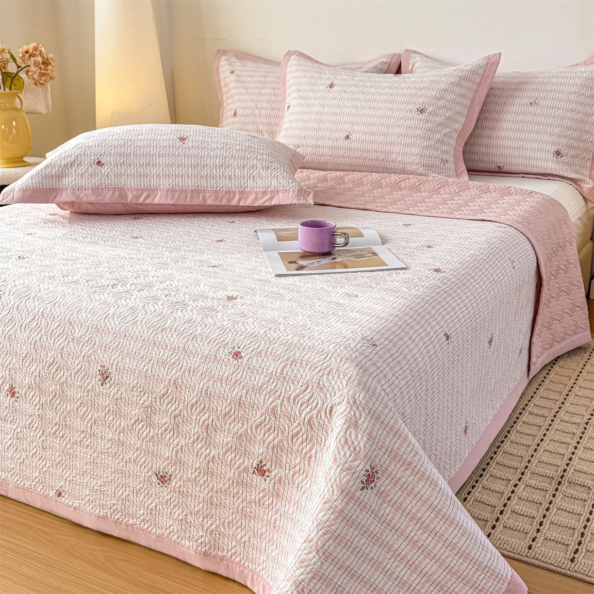 91家纺网 家纺一手货源 找家纺 优贝家纺 2026春夏新款水洗棉小清新印花夹棉多功能床盖三件套 粉樱碎语