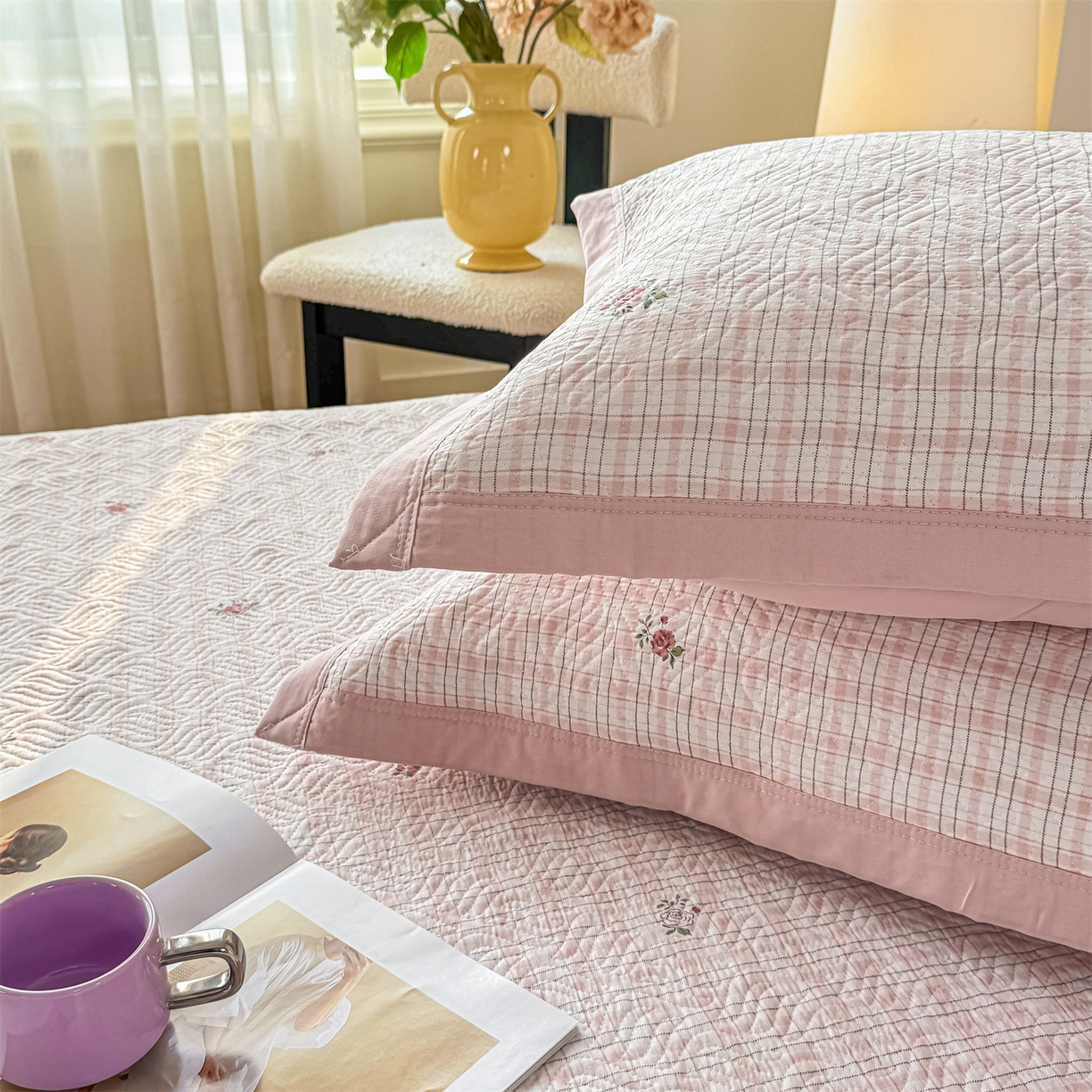 91家纺网 家纺一手货源 找家纺 优贝家纺 2026春夏新款水洗棉小清新印花夹棉多功能床盖三件套 粉樱碎语