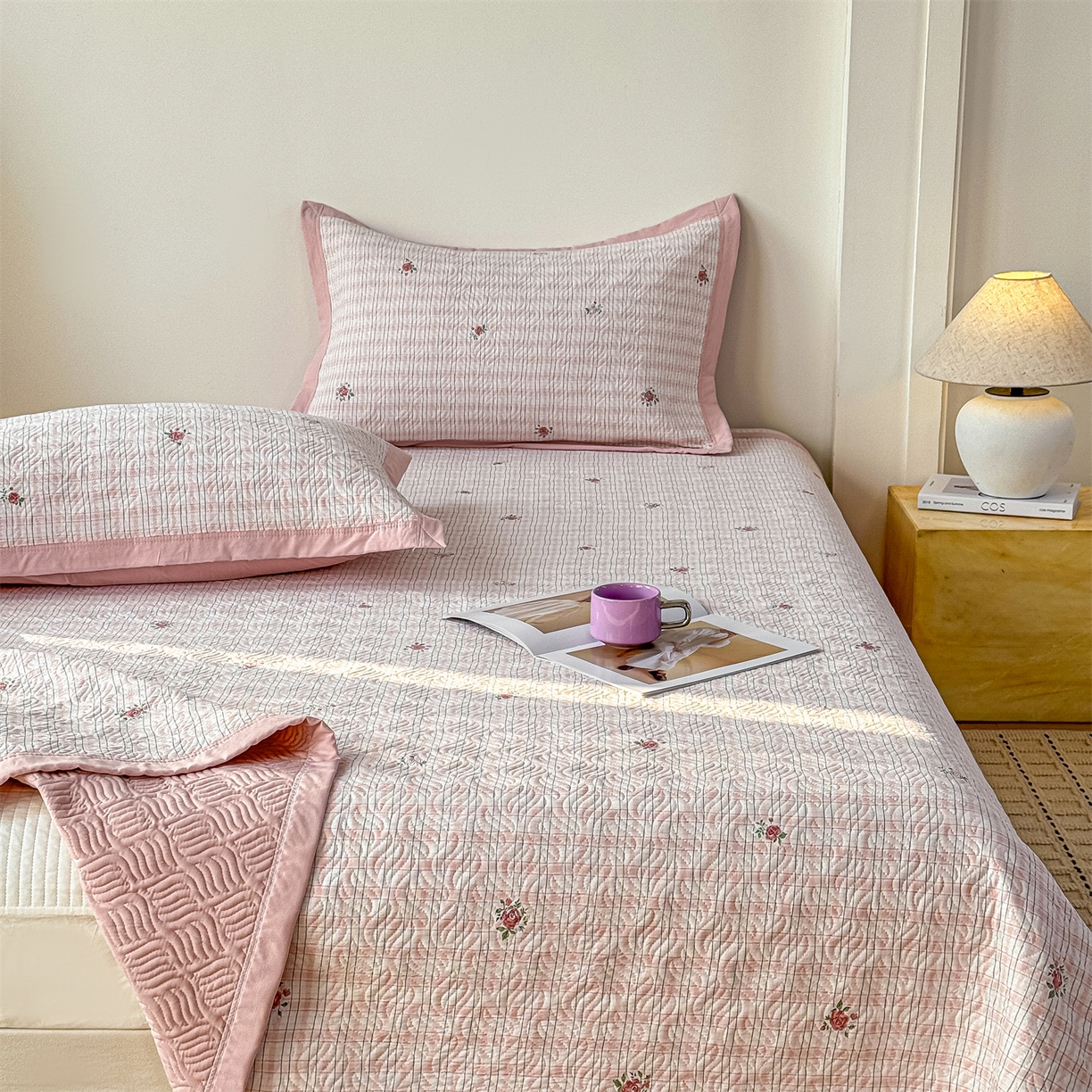 91家纺网 家纺一手货源 找家纺 优贝家纺 2026春夏新款水洗棉小清新印花夹棉多功能床盖三件套 粉樱碎语