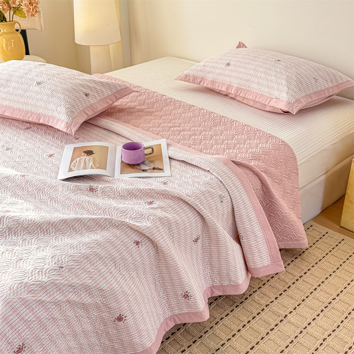 91家纺网 家纺一手货源 找家纺 优贝家纺 2026春夏新款水洗棉小清新印花夹棉多功能床盖三件套 粉樱碎语