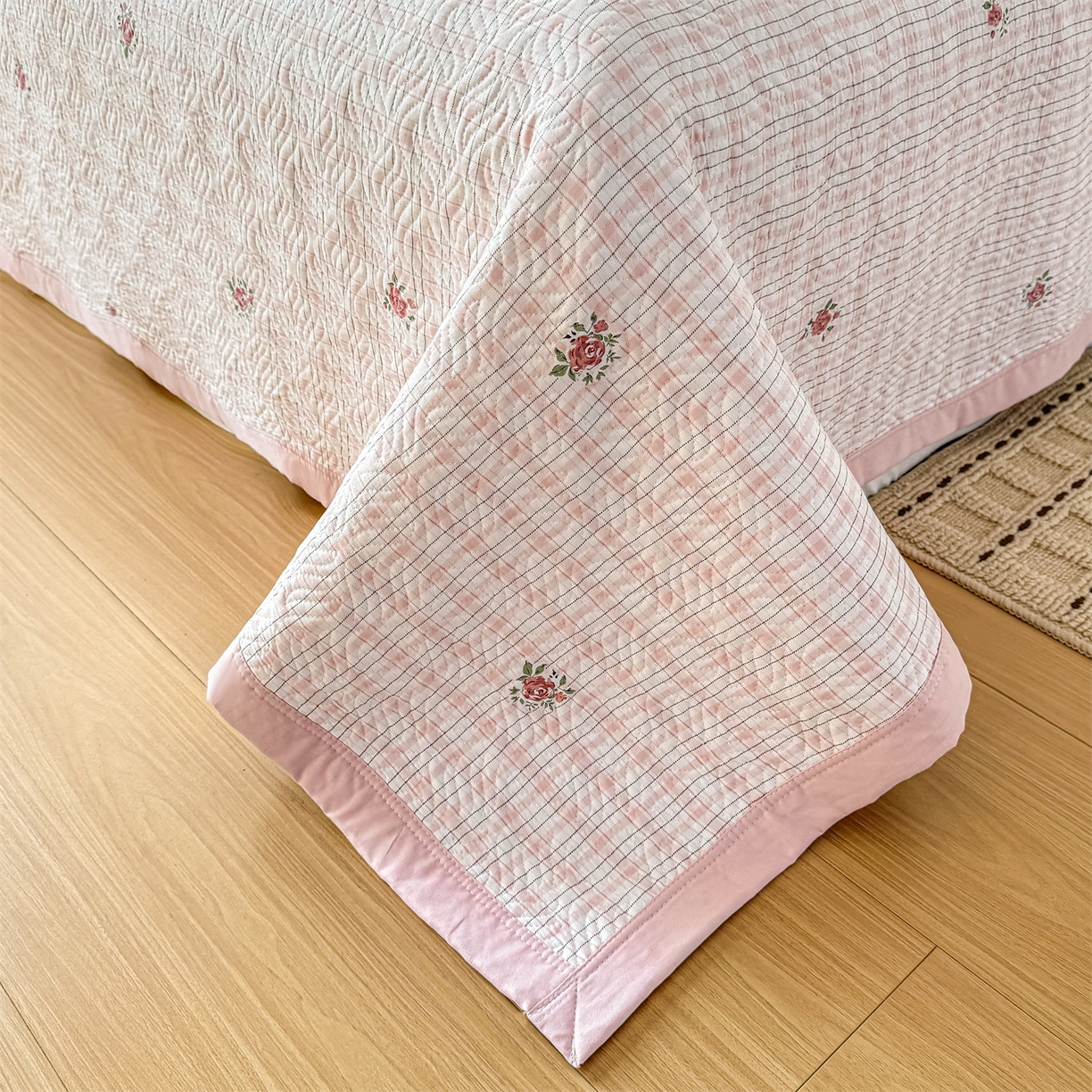 91家纺网 家纺一手货源 找家纺 优贝家纺 2026春夏新款水洗棉小清新印花夹棉多功能床盖三件套 粉樱碎语