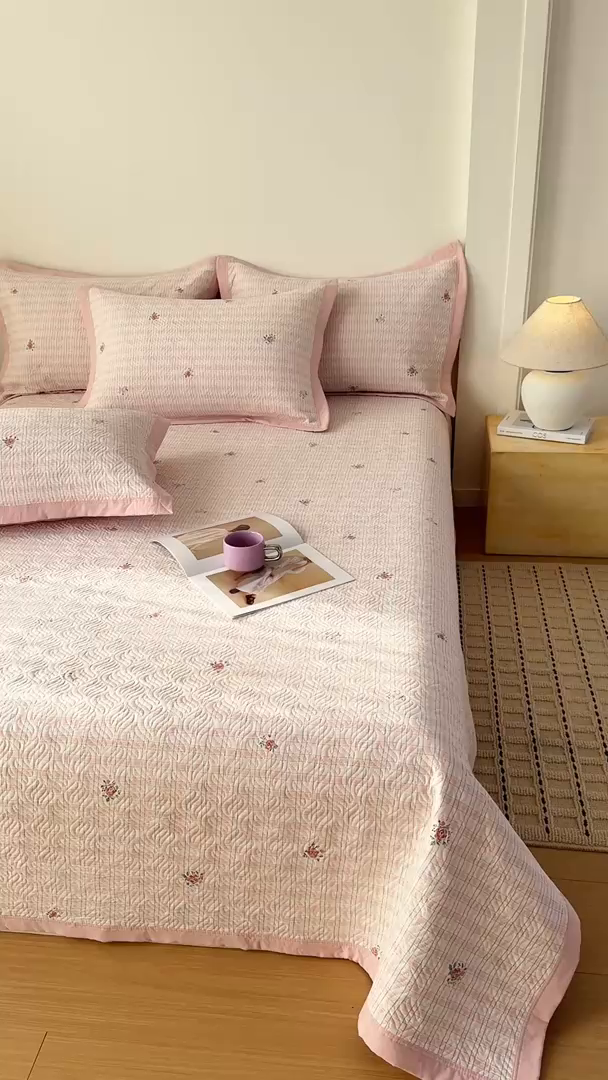 91家纺网 家纺一手货源 找家纺 优贝家纺 2026春夏新款水洗棉小清新印花夹棉多功能床盖三件套 粉樱碎语