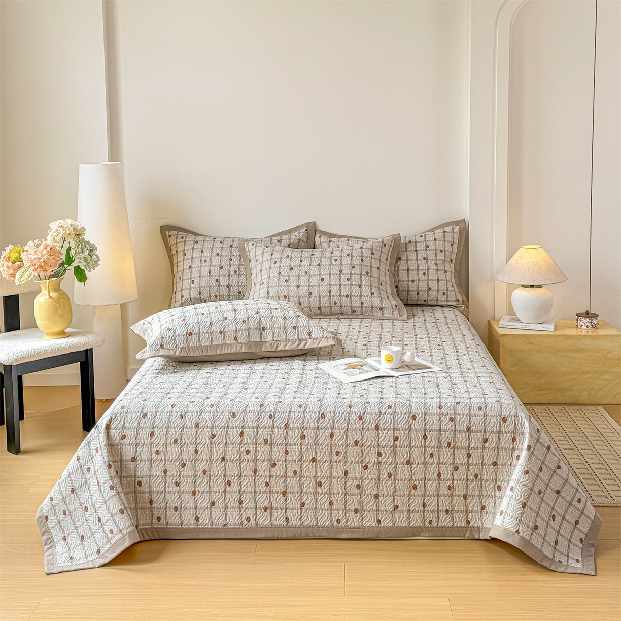 91家纺网 家纺一手货源 找家纺 优贝家纺 2026春夏新款水洗棉小清新印花夹棉多功能床盖三件套 草莓奶咖