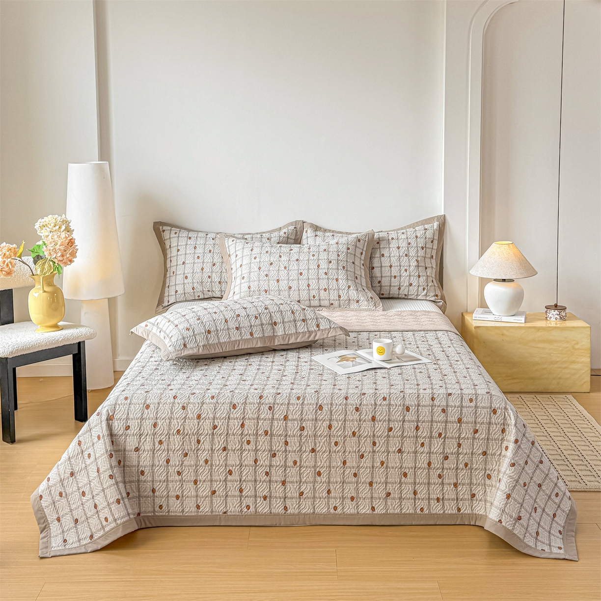 91家纺网 家纺一手货源 找家纺 优贝家纺 2026春夏新款水洗棉小清新印花夹棉多功能床盖三件套 草莓奶咖