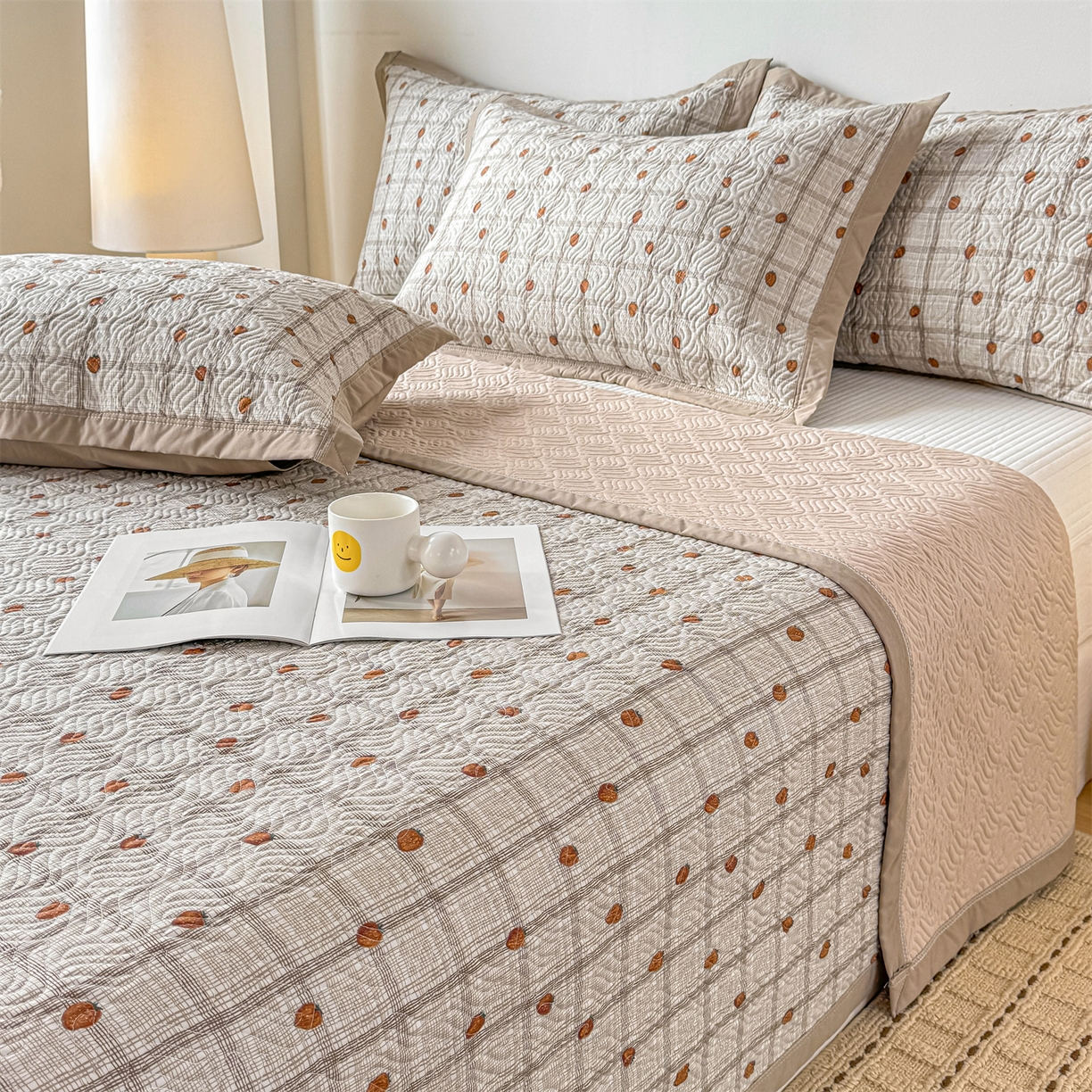 91家纺网 家纺一手货源 找家纺 优贝家纺 2026春夏新款水洗棉小清新印花夹棉多功能床盖三件套 草莓奶咖