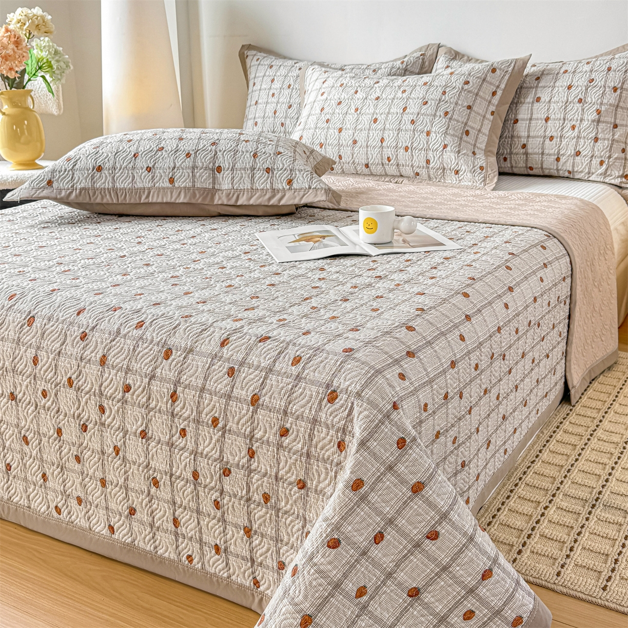 91家纺网 家纺一手货源 找家纺 优贝家纺 2026春夏新款水洗棉小清新印花夹棉多功能床盖三件套 草莓奶咖