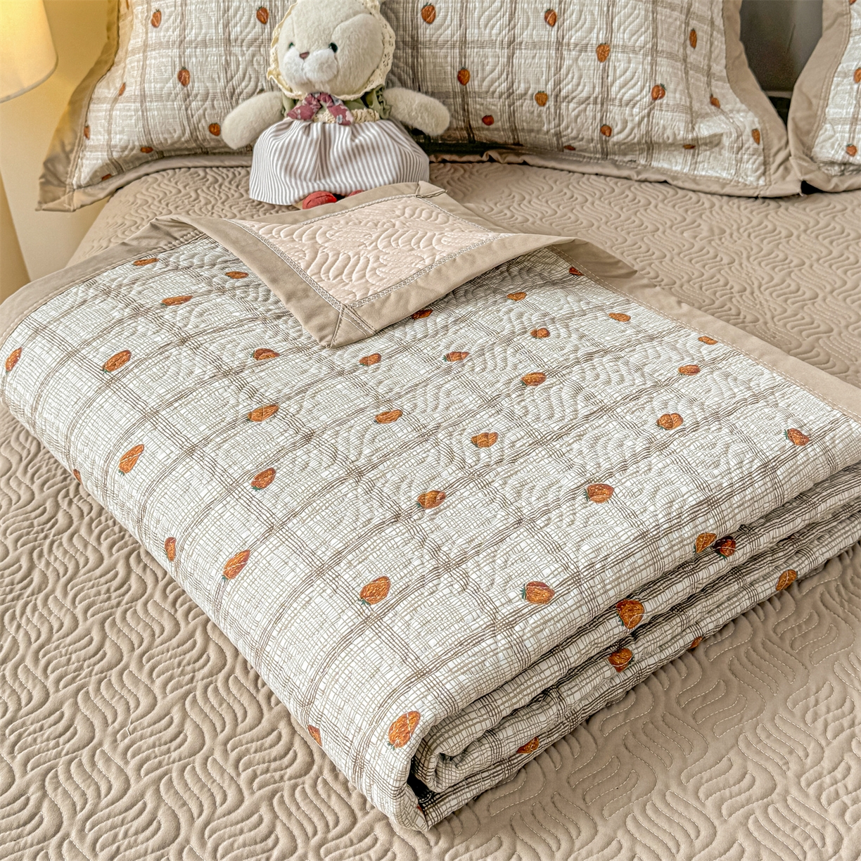 91家纺网 家纺一手货源 找家纺 优贝家纺 2026春夏新款水洗棉小清新印花夹棉多功能床盖三件套 草莓奶咖