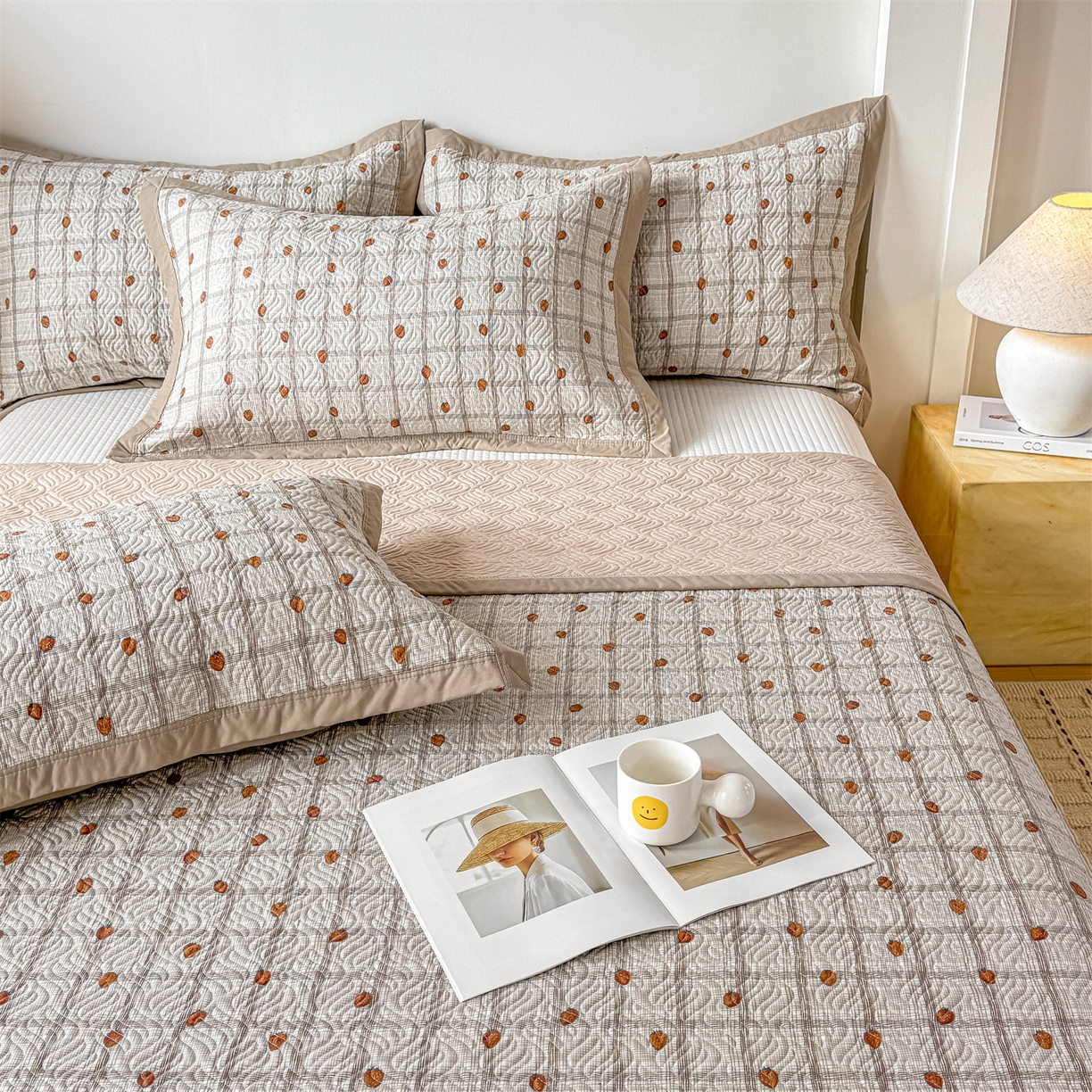 91家纺网 家纺一手货源 找家纺 优贝家纺 2026春夏新款水洗棉小清新印花夹棉多功能床盖三件套 草莓奶咖