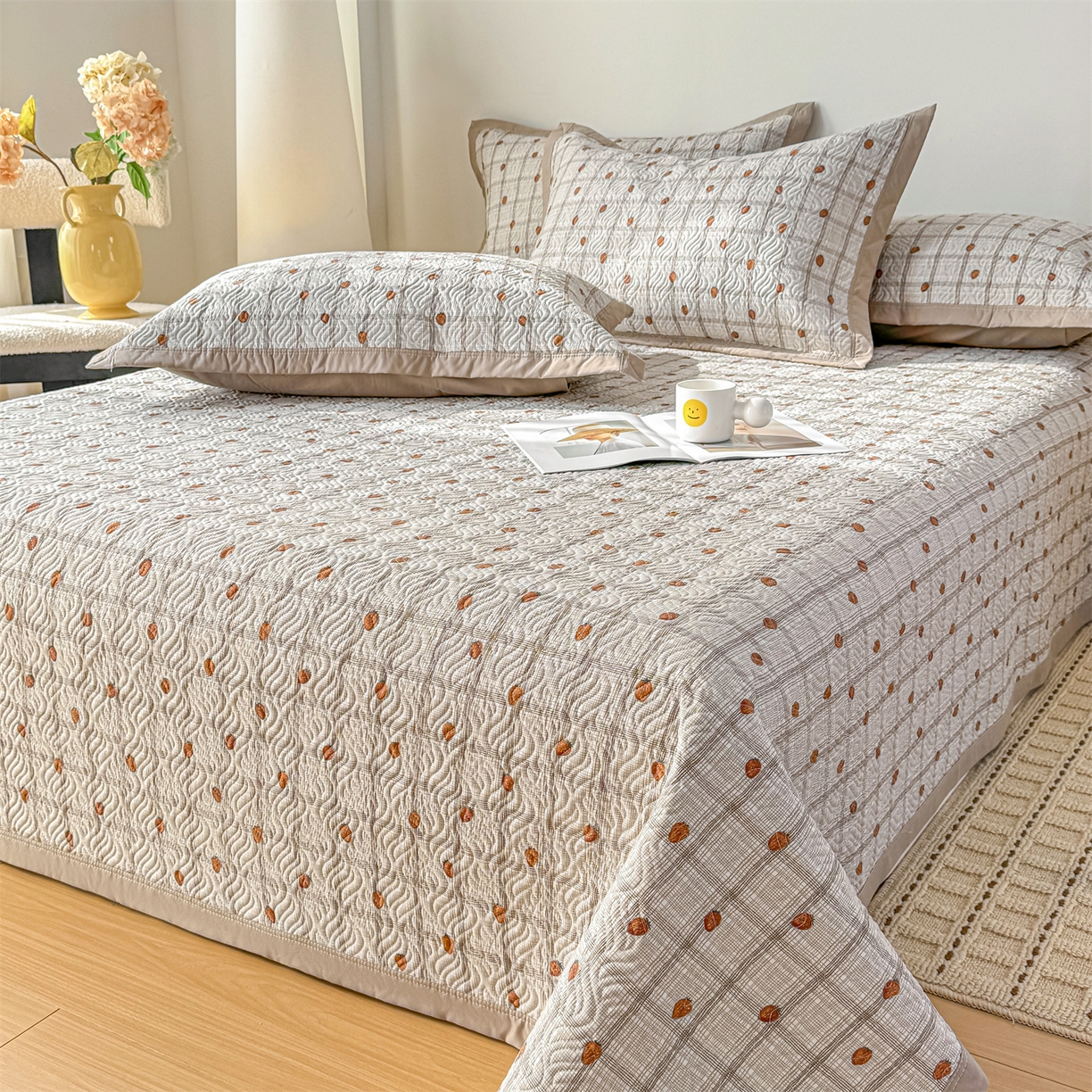 91家纺网 家纺一手货源 找家纺 优贝家纺 2026春夏新款水洗棉小清新印花夹棉多功能床盖三件套 草莓奶咖