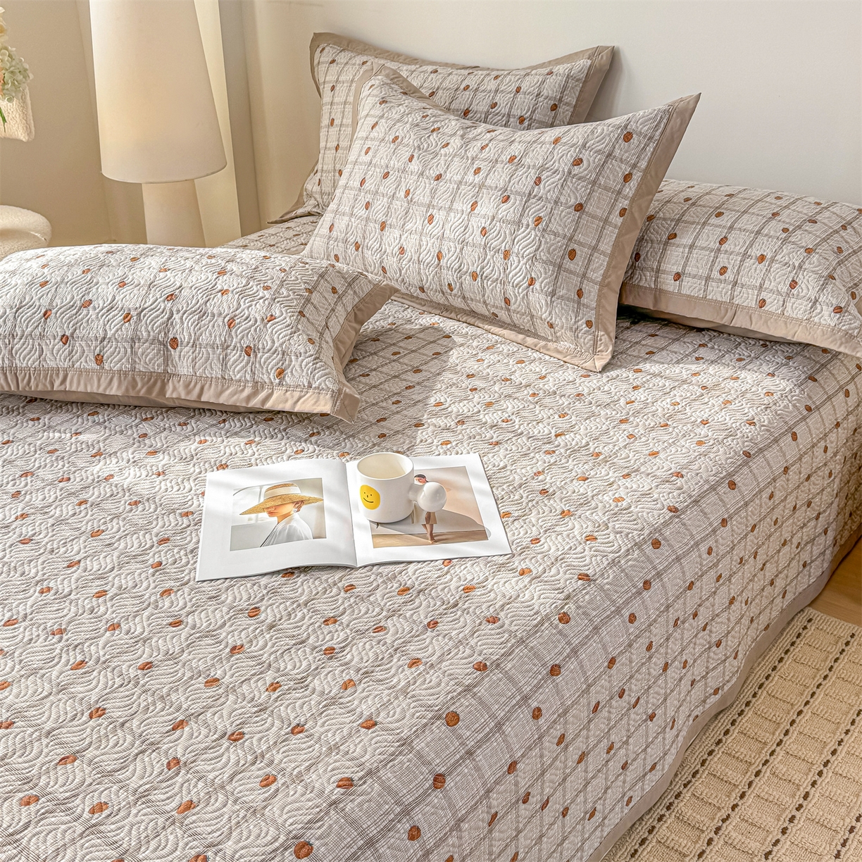 91家纺网 家纺一手货源 找家纺 优贝家纺 2026春夏新款水洗棉小清新印花夹棉多功能床盖三件套 草莓奶咖