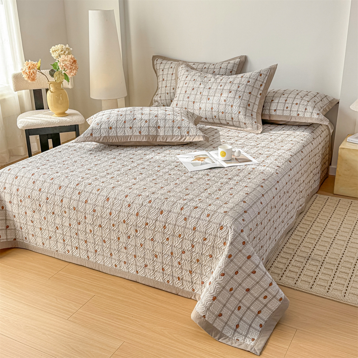 91家纺网 家纺一手货源 找家纺 优贝家纺 2026春夏新款水洗棉小清新印花夹棉多功能床盖三件套 草莓奶咖