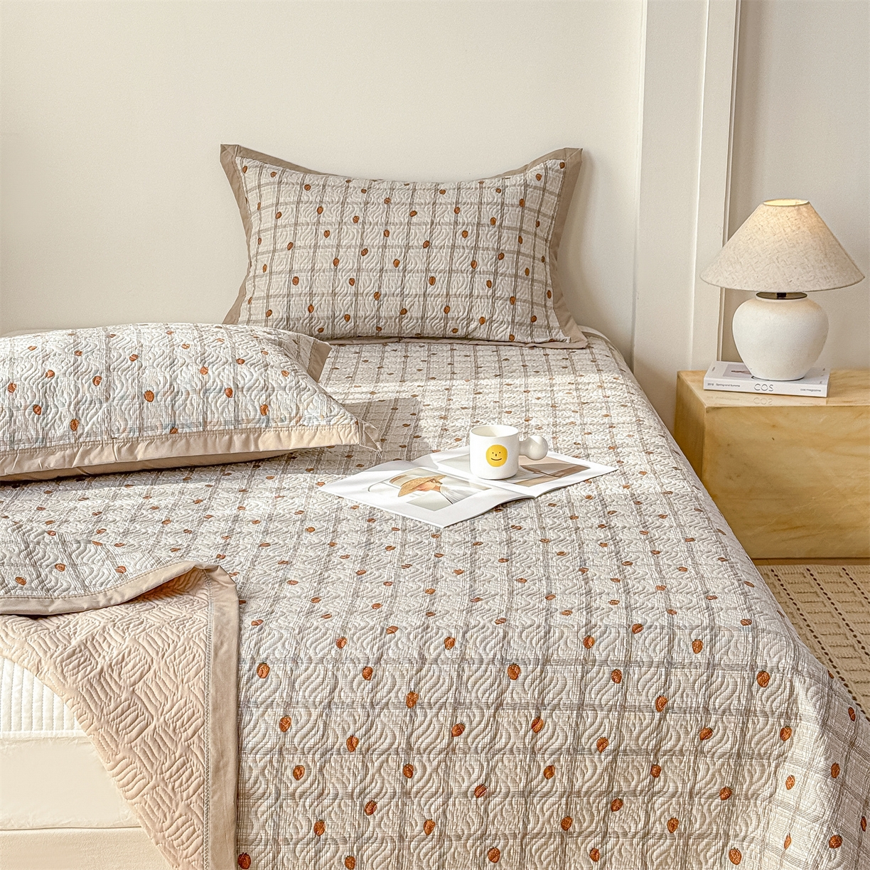 91家纺网 家纺一手货源 找家纺 优贝家纺 2026春夏新款水洗棉小清新印花夹棉多功能床盖三件套 草莓奶咖