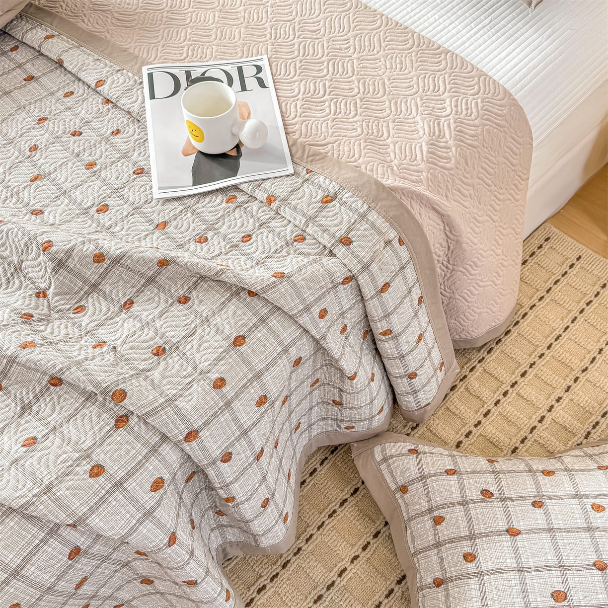 91家纺网 家纺一手货源 找家纺 优贝家纺 2026春夏新款水洗棉小清新印花夹棉多功能床盖三件套 草莓奶咖