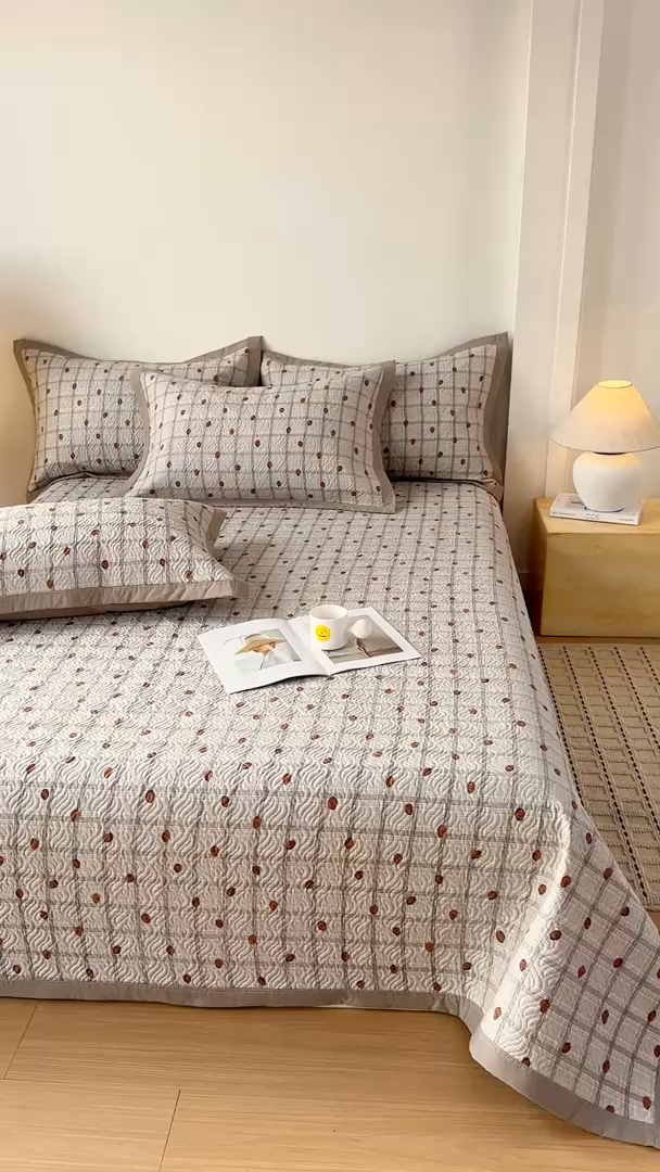 91家纺网 家纺一手货源 找家纺 优贝家纺 2026春夏新款水洗棉小清新印花夹棉多功能床盖三件套 草莓奶咖