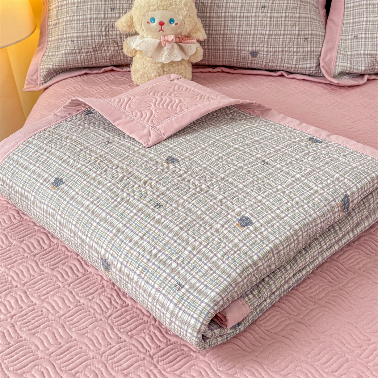 91家纺网 家纺一手货源 找家纺 优贝家纺 2026春夏新款水洗棉小清新印花夹棉多功能床盖三件套 绅士小熊