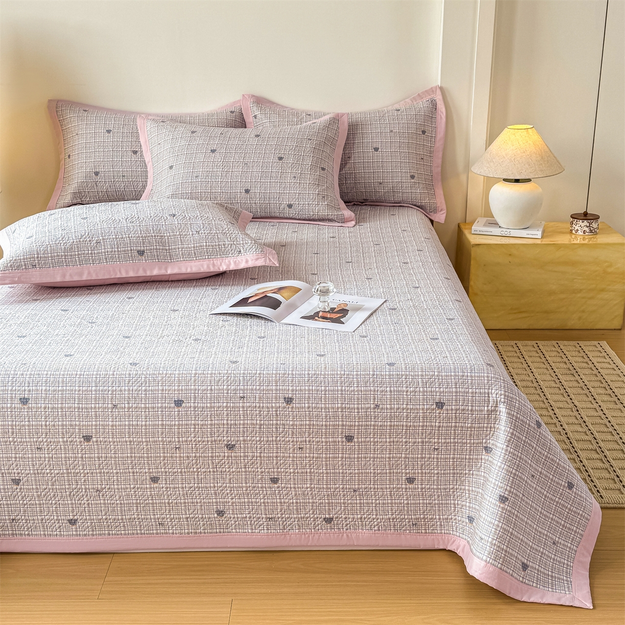 91家纺网 家纺一手货源 找家纺 优贝家纺 2026春夏新款水洗棉小清新印花夹棉多功能床盖三件套 绅士小熊