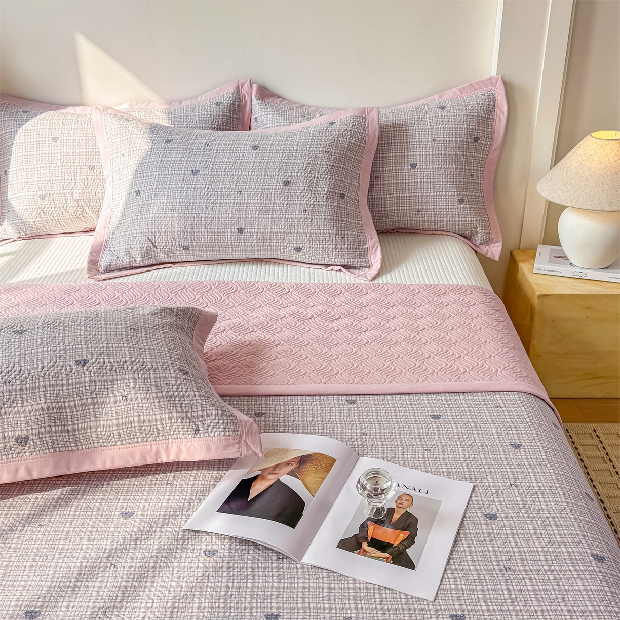 91家纺网 家纺一手货源 找家纺 优贝家纺 2026春夏新款水洗棉小清新印花夹棉多功能床盖三件套 绅士小熊