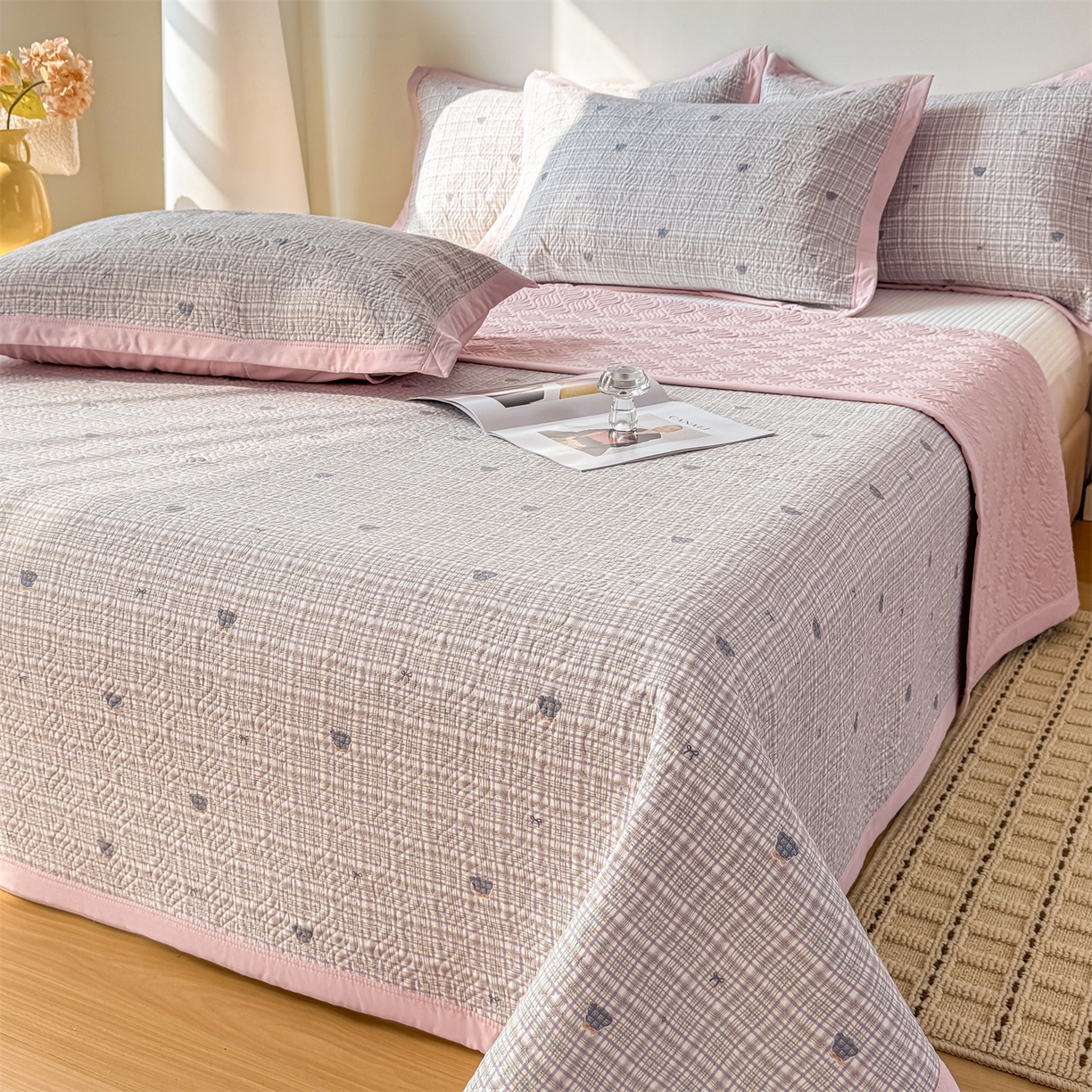 91家纺网 家纺一手货源 找家纺 优贝家纺 2026春夏新款水洗棉小清新印花夹棉多功能床盖三件套 绅士小熊